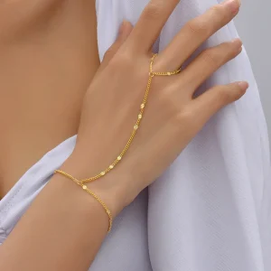 Armband och ring sammanlänkade med en kedja